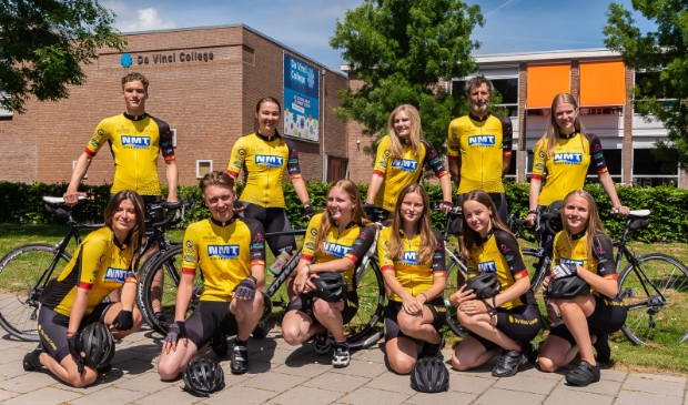 <p>Het team van Da Vinci. Achterste rij v.l.n.r. Jens, Mirthe, Amber, Peter van Diepen en Annika. Voorste rij Jasmine, Wouter, Anouk, Diede, Danique en Eline.</p>