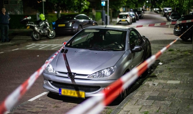 <p>De autobrand is mogelijk aangestoken. De politie zoekt getuigen.</p>