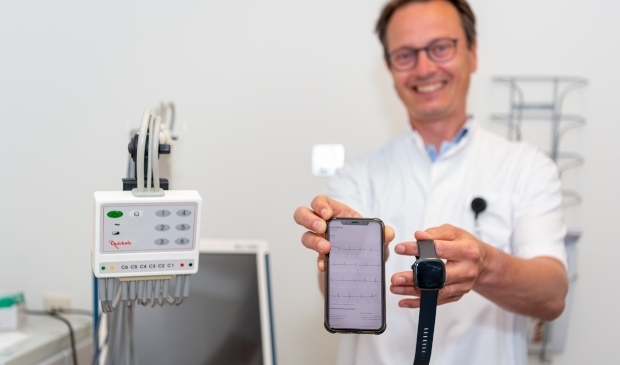 <p>Cardioloog Ivo van der Bilt verwacht veel van de mogelijkheden van een Fitbit.</p> 