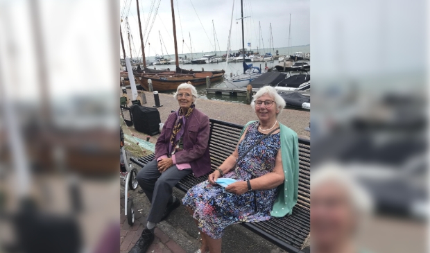 <p>De dames Ydema en Visser in Volendam.</p>