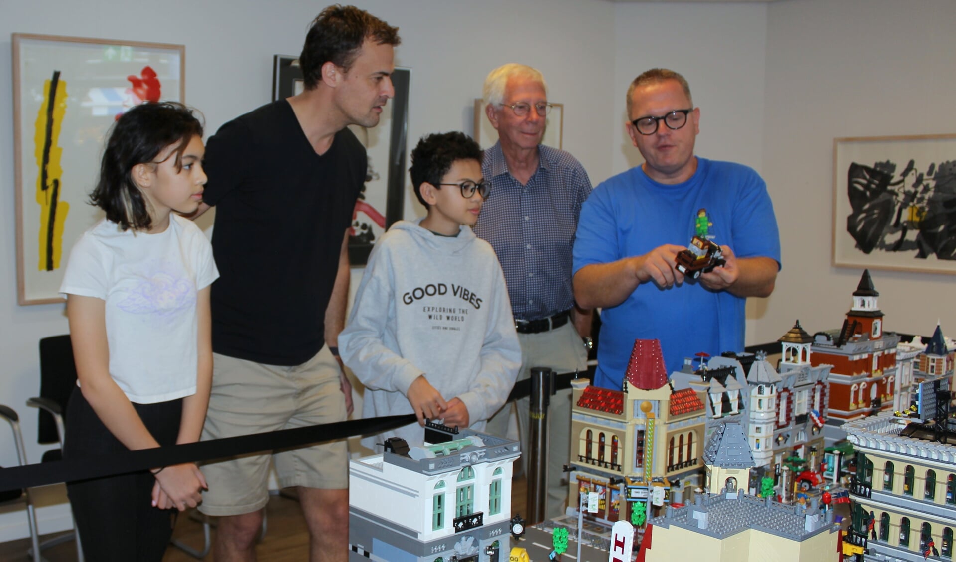 Veel belangstelling zaterdag voor het Lego-project in Boskoop. De familie Kok (li) en Wim Vermeulen luisteren aandachtig naar initiatiefnemer Iwan Vervoort (re).