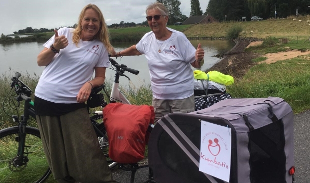 <p>Kitty en Ria de Jong staan te trappelen om op de fiets te springen.</p>