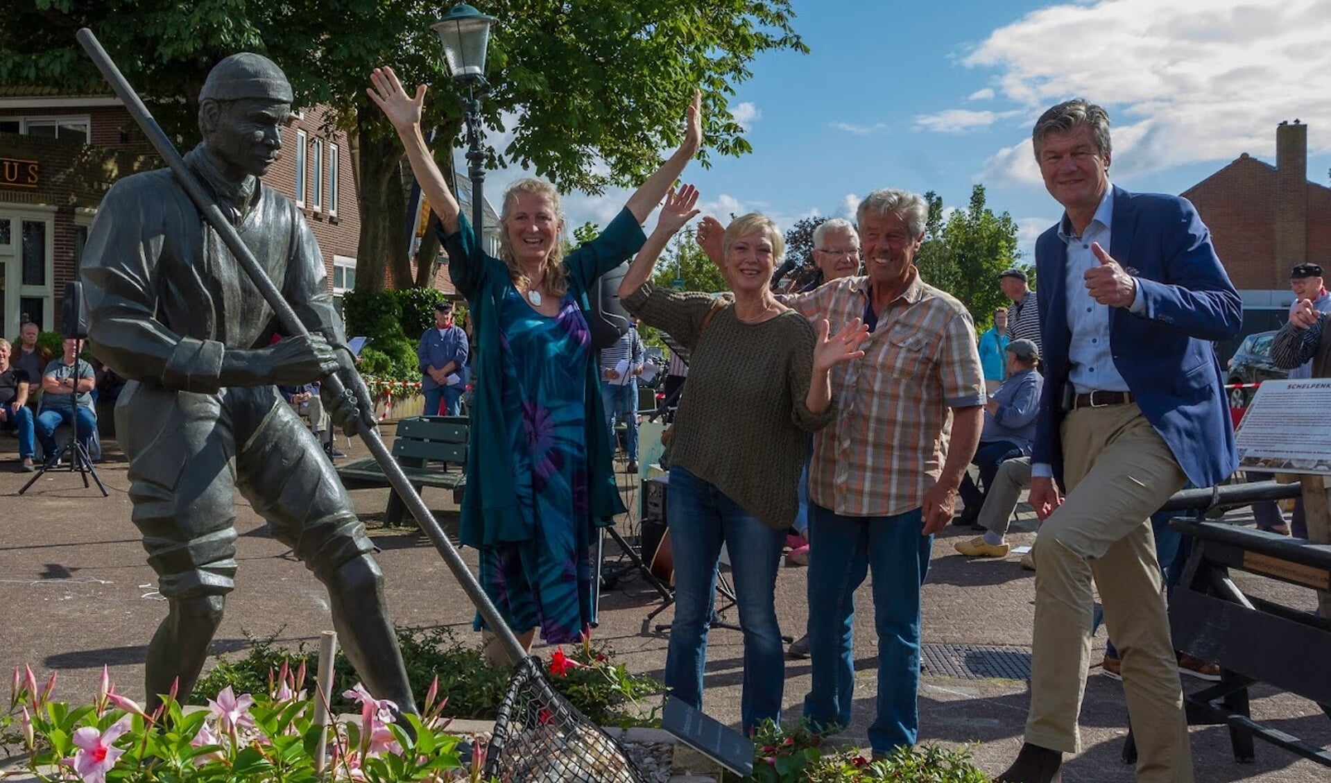 Anja Jonker, Yvonne en Oscar Paane en burgemeester Toon Mans tijdens de onthulling van het schelpenvissersbeeld.