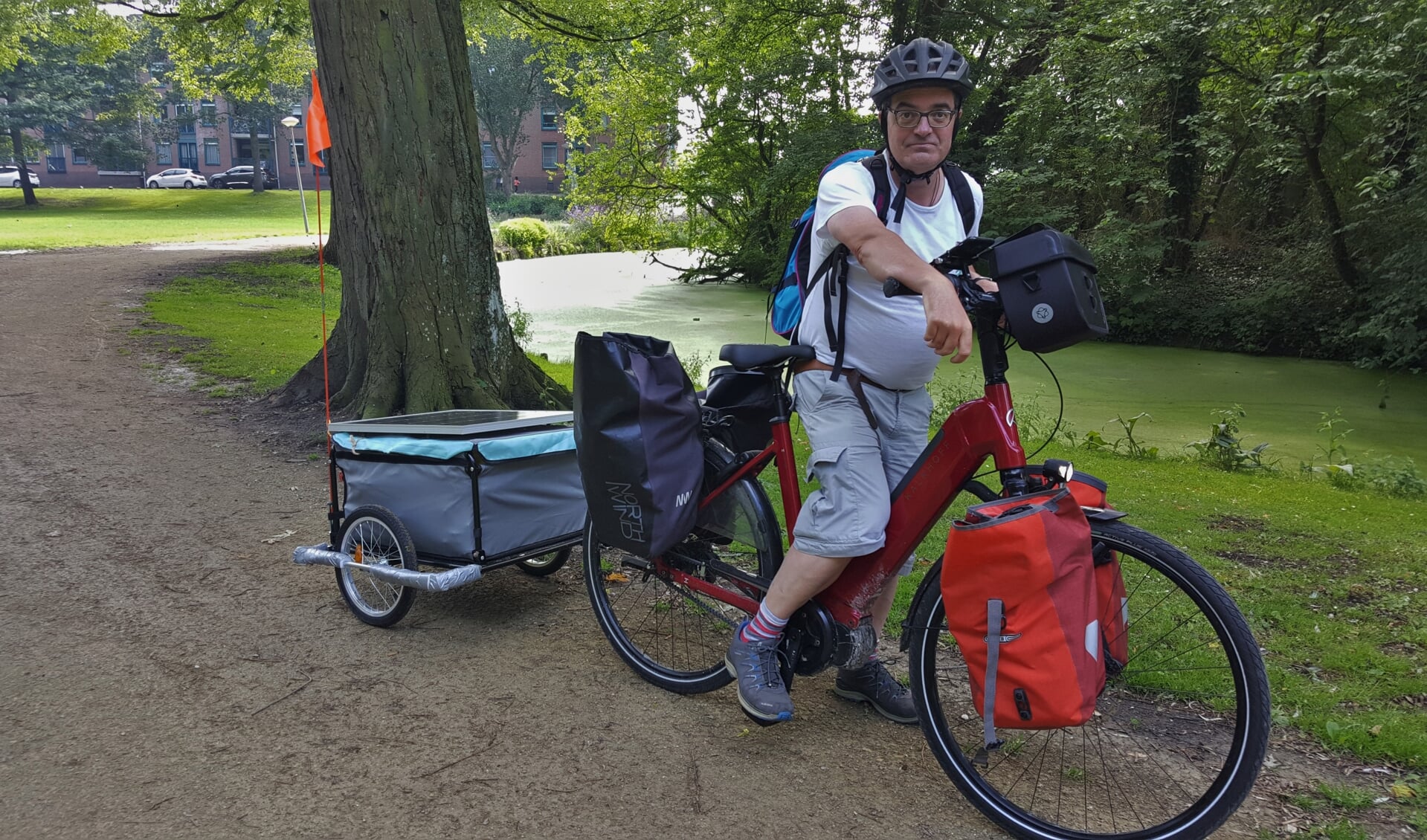 Nico de Haan begint aan zijn tien weken durende fietstocht naar Montpellier.