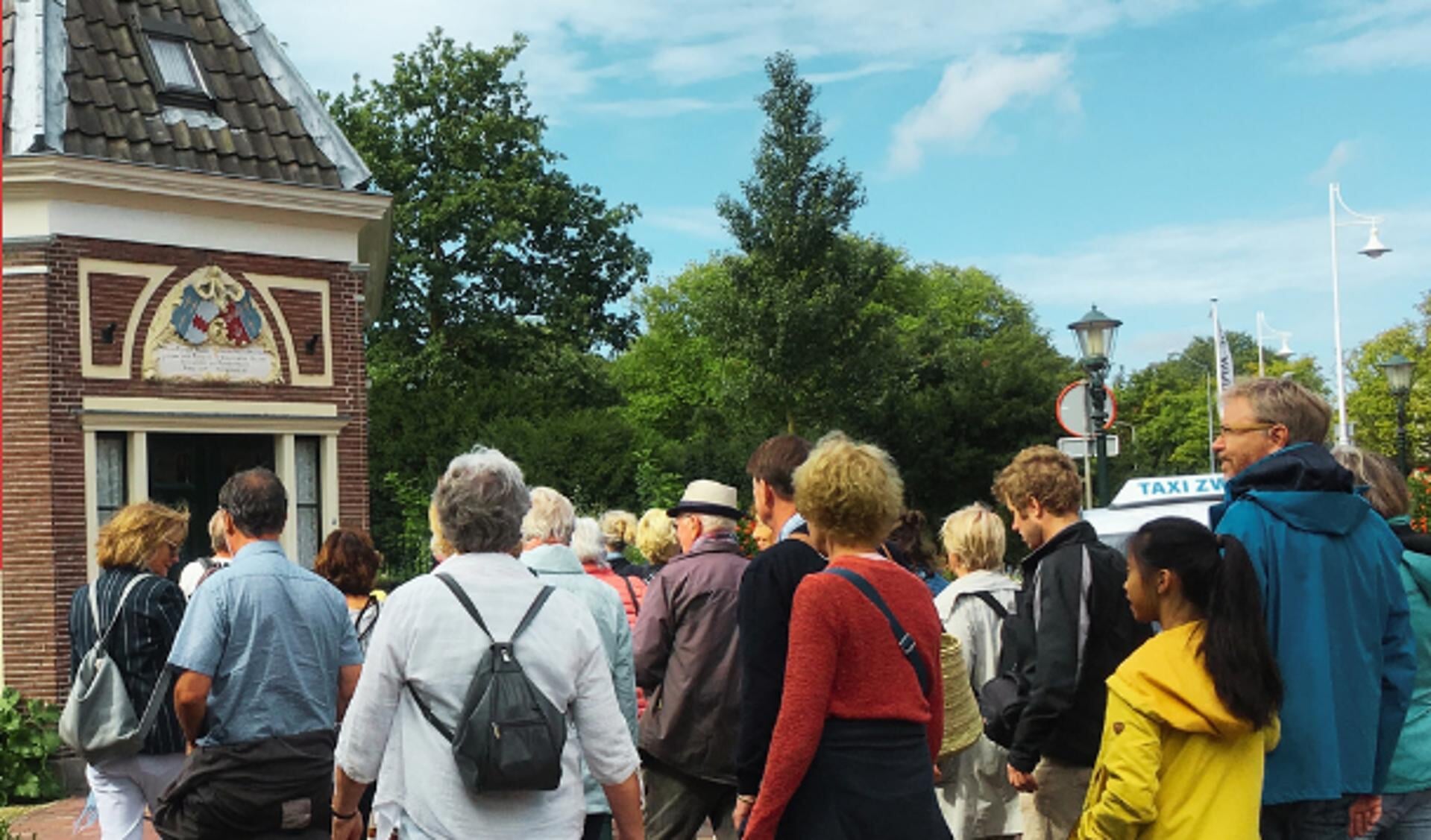 Tijdens de wandelingen van Historische Vereniging Alkmaar vertelt een gids verhalen over onze stad.