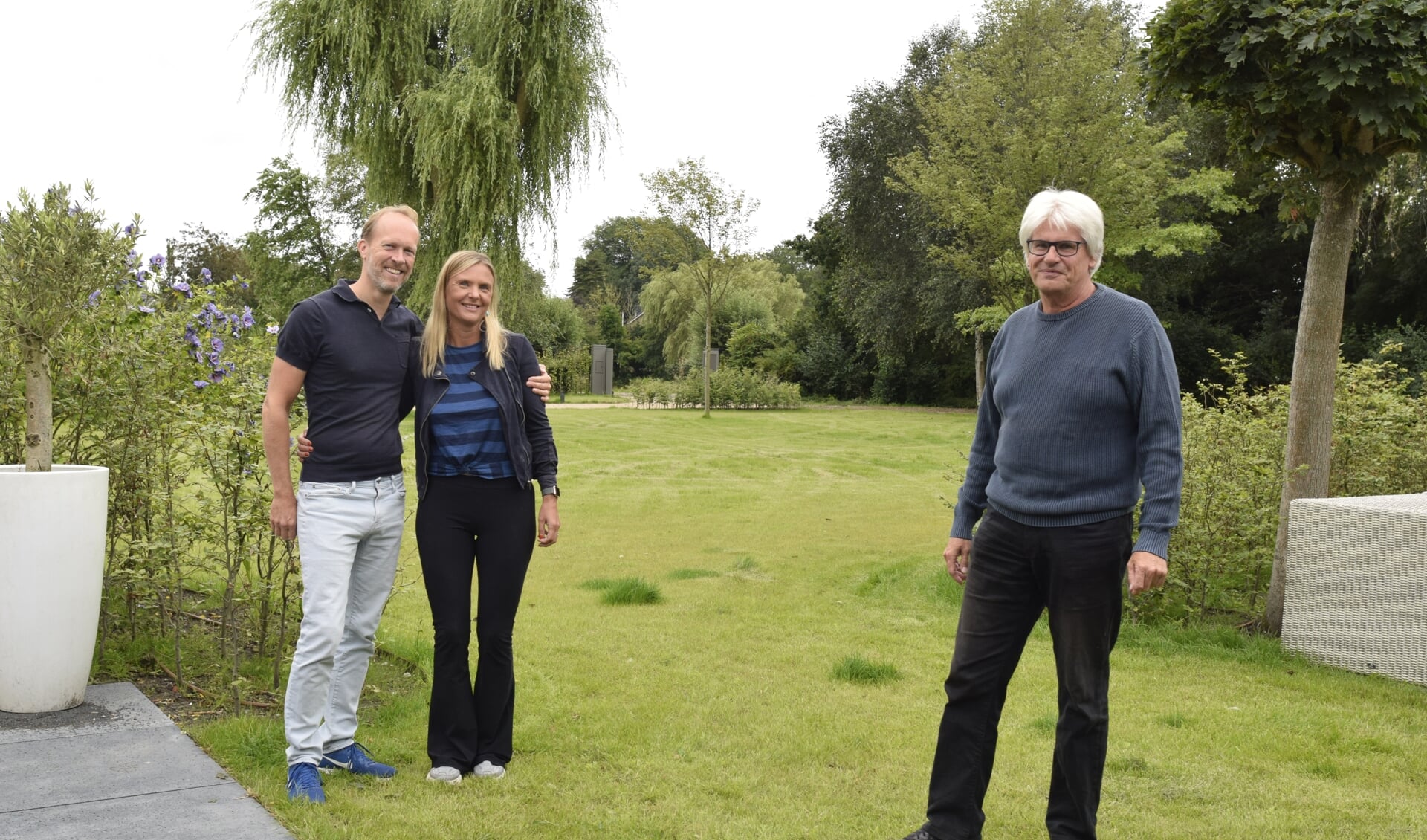 Martin Coenen en Esther Wemmers in overleg met Han Heevel over hun locatie voor Muziektuinen.