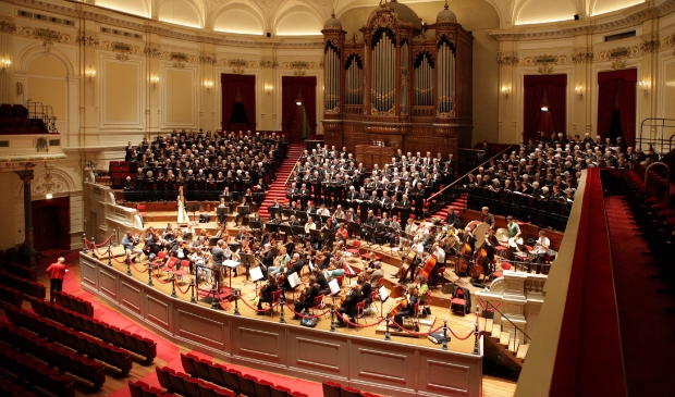 <p>Het Oratoriumkoor treedt op met een voltallig orkest in vroegere tijden.</p>