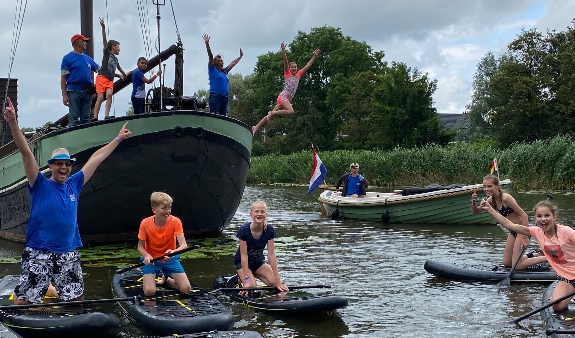 Het was een drukte van belang op de Wilde Waterpoort Dagen aan de Vlaardinger Vaart, waar de jeugd kon genieten van allerlei watersportactiviteiten.