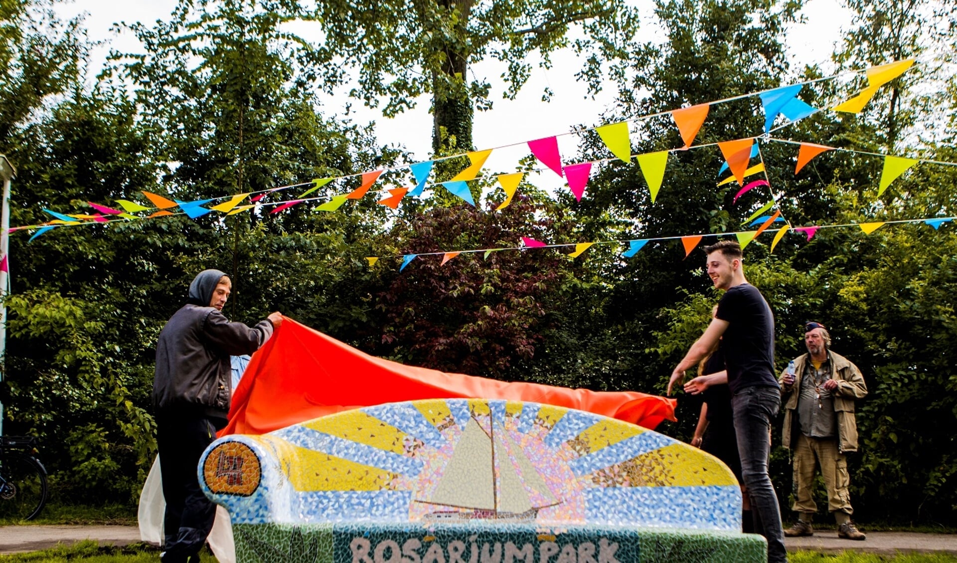 Laurens en Thijs van Local Heroes onthullen de social sofa voor het Rosariumpark.