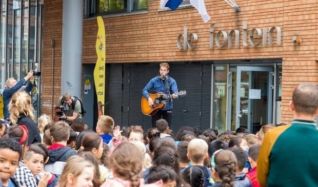 <p>Tim Akkerman presenteert zijn liedje op De Fontein</p>