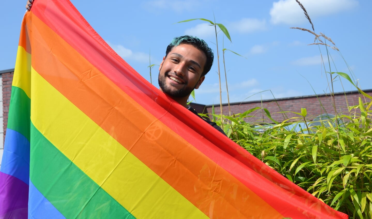  Rashad houdt van de regenboogvlag.