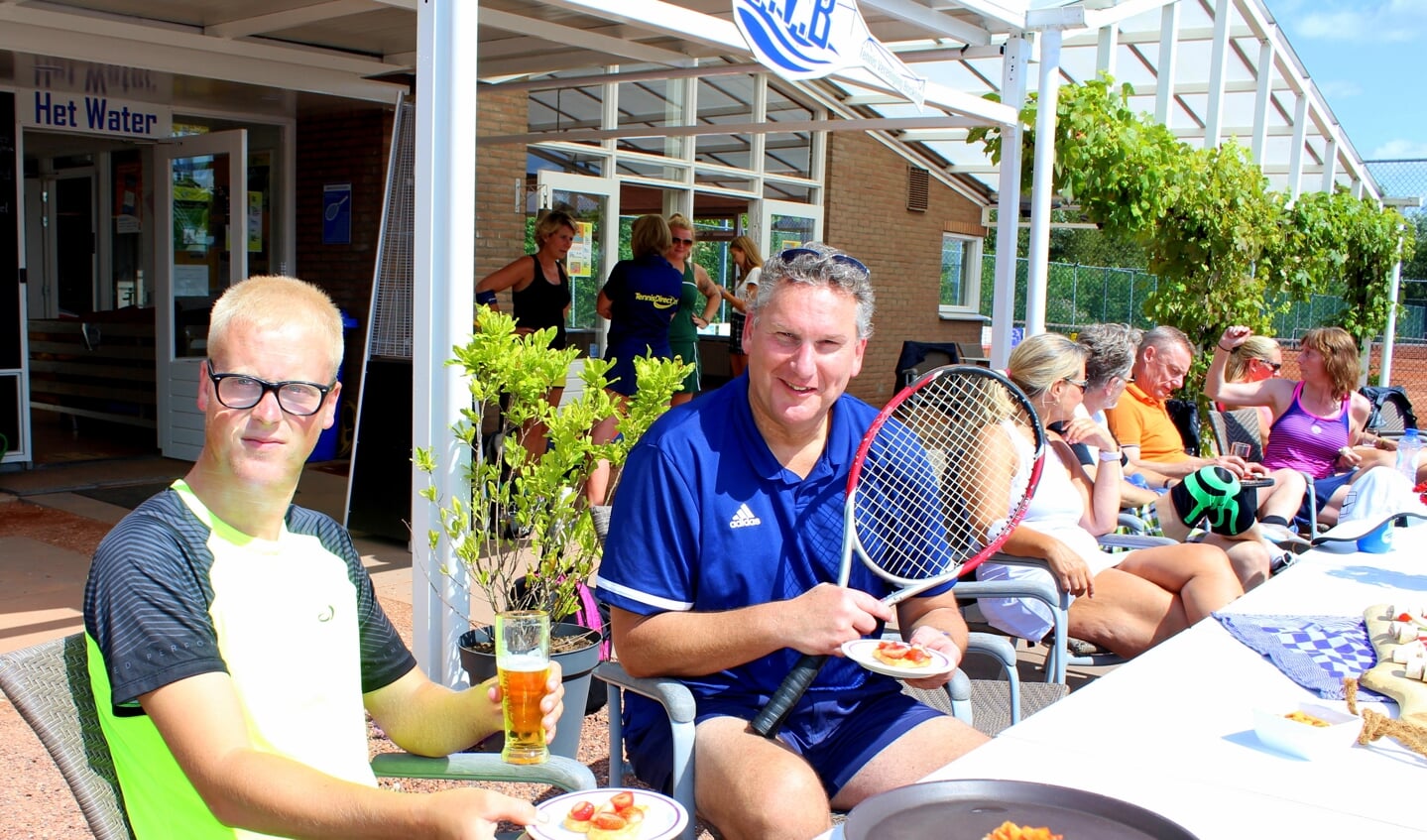 Bijschrift: Jimmy Scholten (25) en Ruud Scholten (51), geen familie van elkaar, doen mee aan het singles tennistoernooi. Ze werden ontvangen met een aardbeienhartje met slagroom. 
