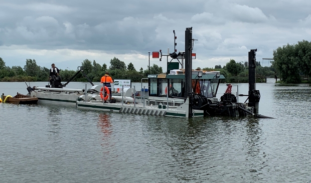 <p>Op de Langeraarse plassen wordt elektrisch gebaggerd.</p>