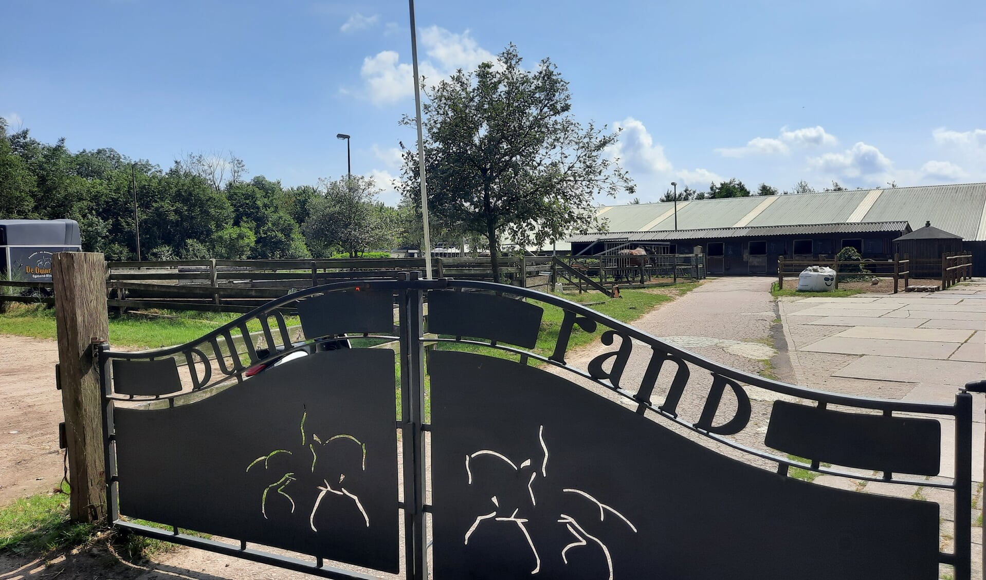 Een beeld van het grote paardencentrum in het land ten westen van Egmond-Binnen