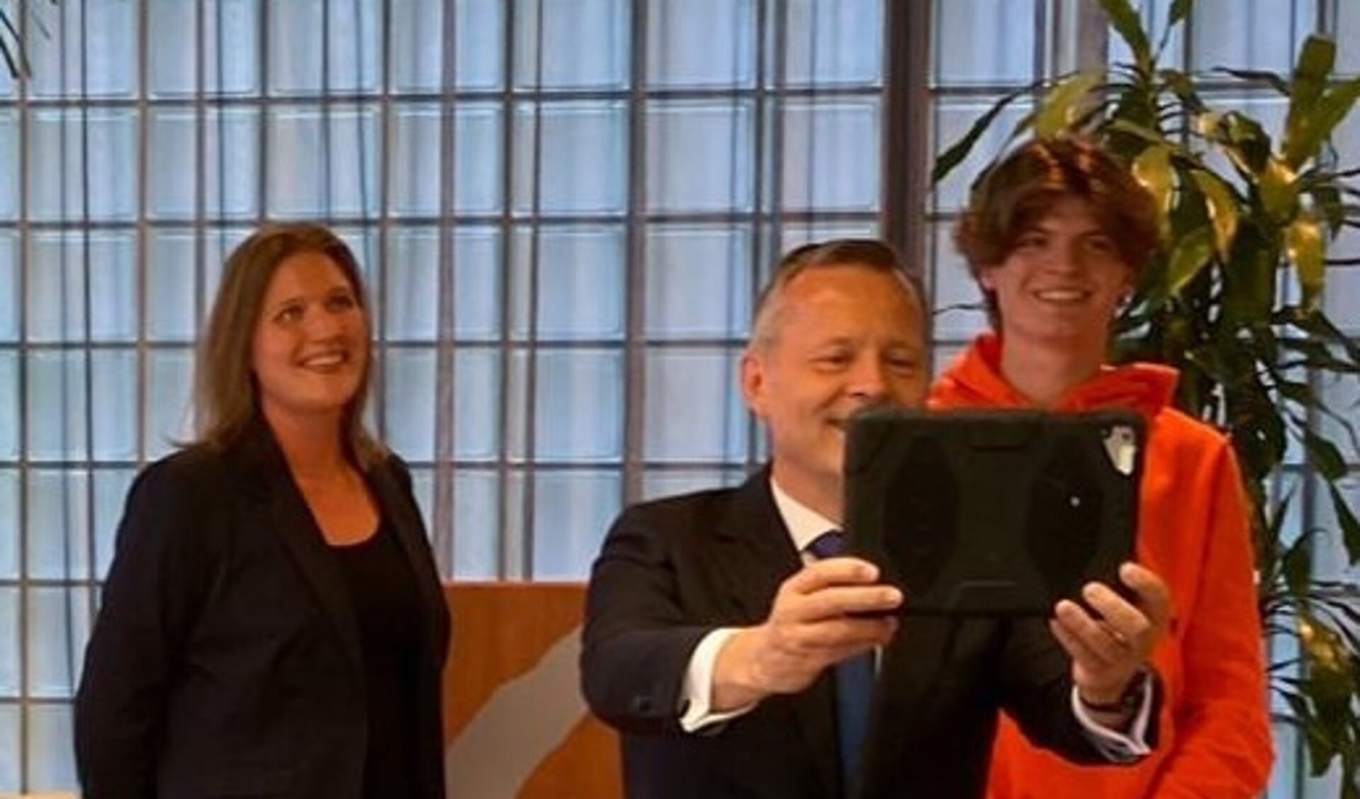 Commissaris van de Koning Arthur van Dijk ging op de foto met cultuurverbinder Jasmijn van Vliet en een van de deelnemers aan het Waardse debatproject.