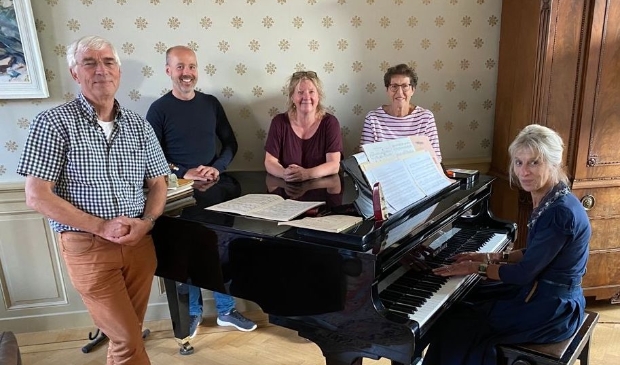 <p>Het voltallige bestuur van Muziekkring Enkhuizen: met links Herman Beerding en rechts Joke Poelsma.</p>