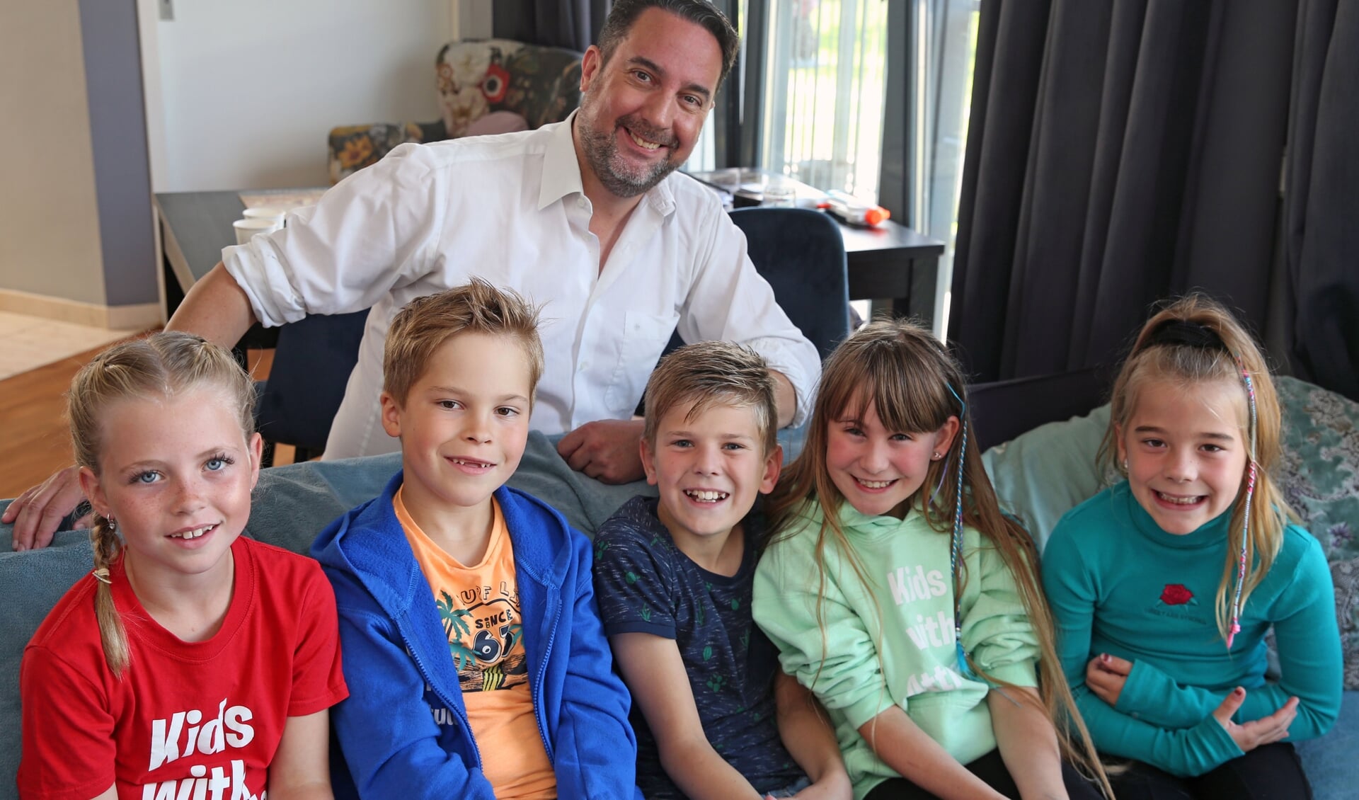 Ruben Rijnveld met enkele Kids die schitteren in 'Peter Pan'; vlnr. Yentl, Pim, Bart, Caisey en Britte.
