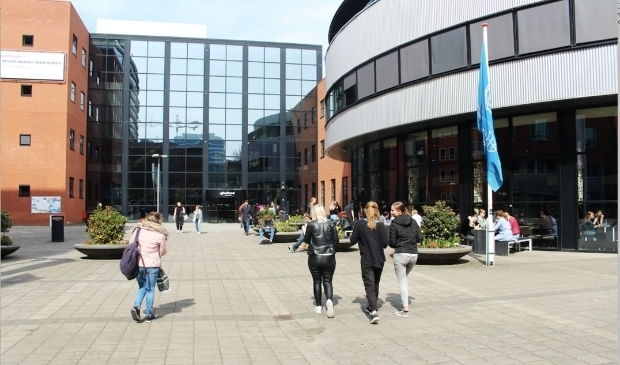 <p>Niet alleen studenten en medewerkers van Inholland kunnen zich zonder afspraak in het gebouw laten vaccineren, dit is ook mogeijk voor bewoners, ondernemers en winkeliers uit de buurt.</p>