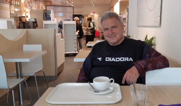 <p>Fred komt graag voor een 'bakkie zwarte koffie' bij de HEMA. "Altijd gezellig babbelen met mensen hier."</p>