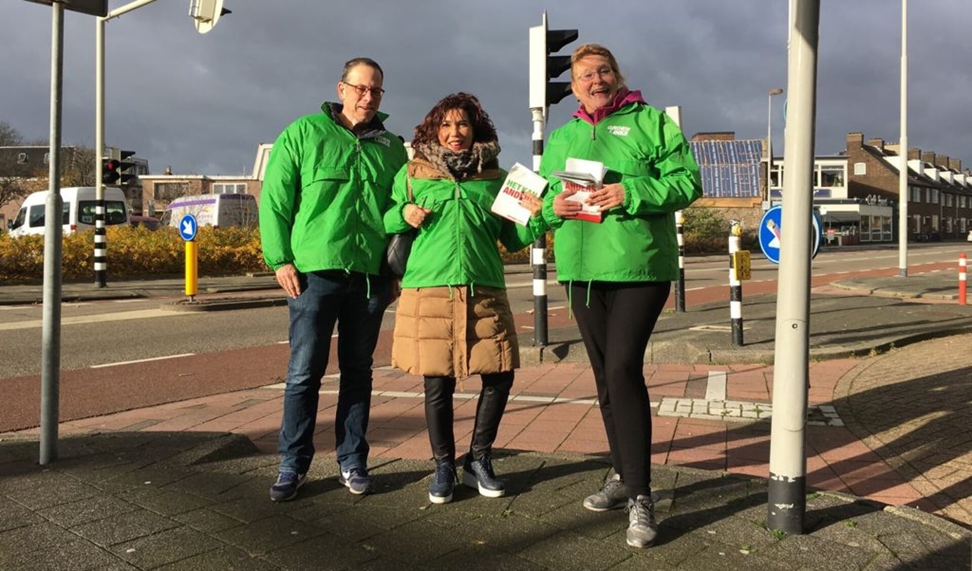  Nevin Özütok (midden) op campagne, samen met (links) Jos Burger (GroenLinks Heemskerk) en fractievoorzitter Tekla Hulscher van GroenLinks Beverwijk.