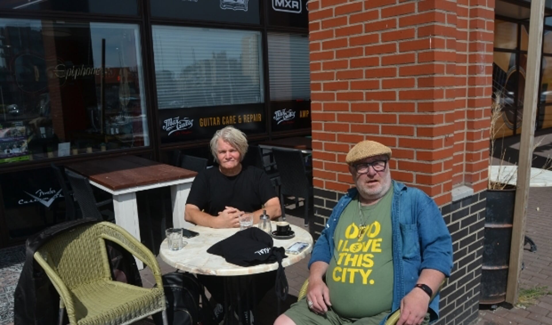 Rob Bolland samen met zijn goede vriend René Bom bij Max Guitar op Scheveningen.