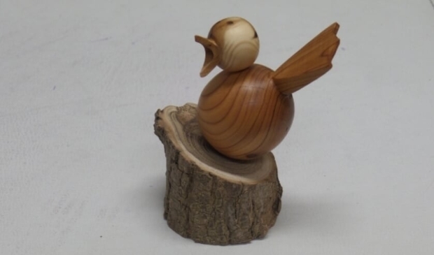 <p>Waelen maakt vogels en schalen en geniet van het mooie hout.</p>