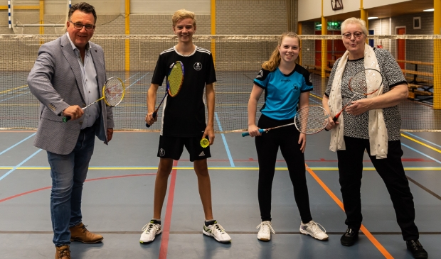<p>Mario Heggers, Tycho, Julia en Aagje Zeeman bij de officiële start van Sport'in.</p>