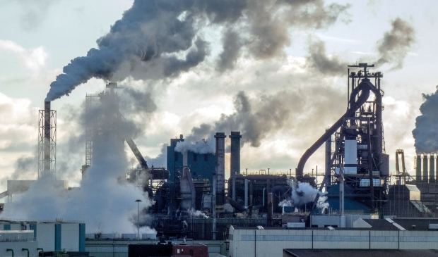 <p>KWF Kankerbestrijding mengt zich ook in de schadelijke stoffen-discussie van Tata Steel .</p>