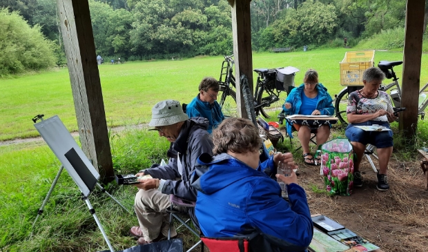 <p>Weer of geen weer, iedereen is blij dat er weer samengekomen kan worden.</p>