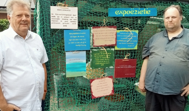 <p>Bob (links) en Jeroen (rechts) bij de proefopstelling met diverse poëzietjes.</p>