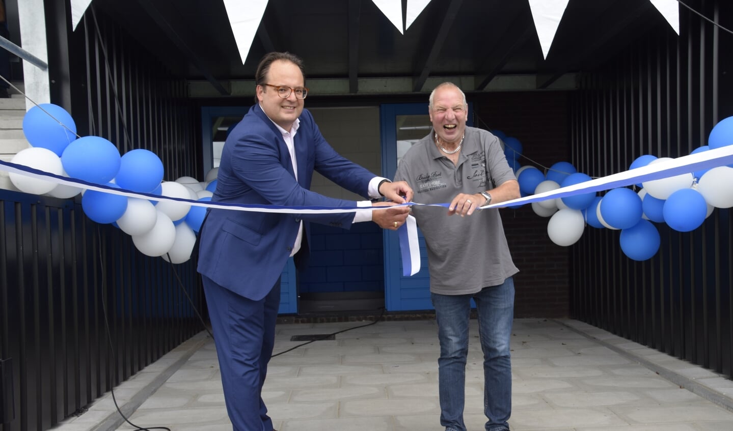 Loco burgemeester Serge Ferraro en club-supporter Theo van der Horst openen de nieuwe tribune en kleedkamers 