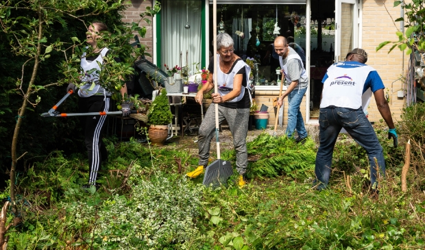 <p>Enkele vrijwilligers in touw in een van de tuinen.</p>