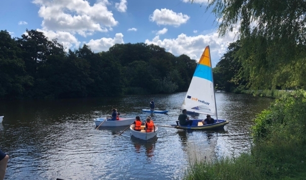 <p>De scouts varen in het Westboekpark en op de Kagerplassen</p>