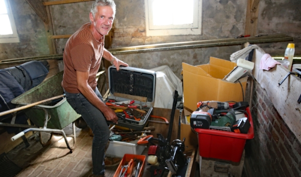<p>Peter Appel zamelt oud gereedschap in voor een goed doel.</p>