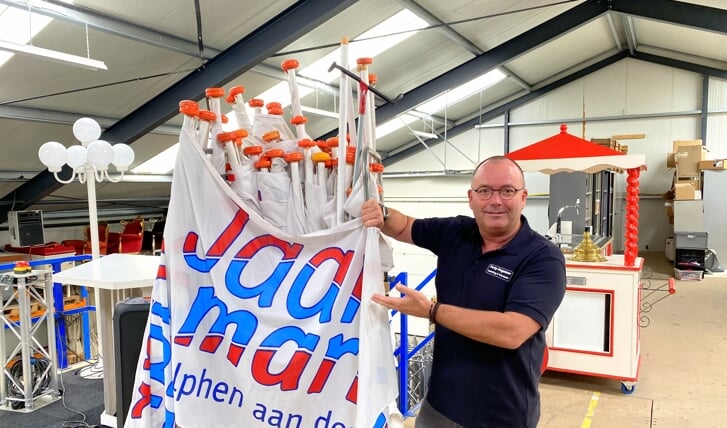 De Jaarmarktvlaggen blijven ook dit jaar in het magazijn. Perry Kasbergen, van de Jaarmarktorganisatie in Alphen, heeft de hoop nu gevestigd op 2022.