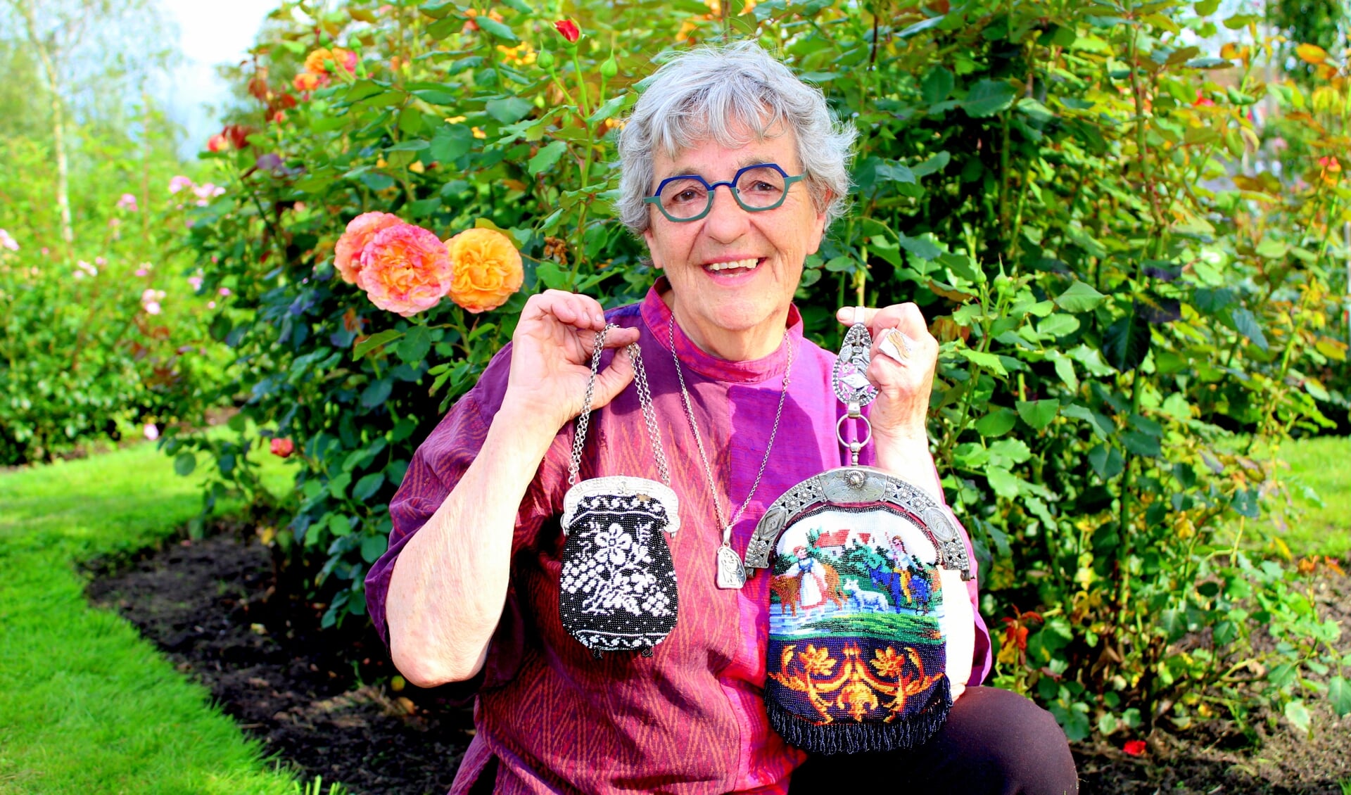 Lise Colpa (78) heeft zich gestort op gebreide kralentasjes, de antieke tasjes zijn weer helemaal hip. Op 4 en 5 september geeft ze demonstraties.