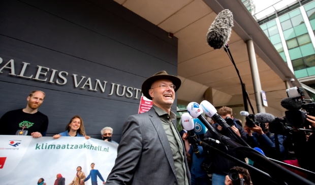 <p>Milieudefensie stond met ruim 17.000 mede-eisers tegenover Shell in de rechtbank.</p>