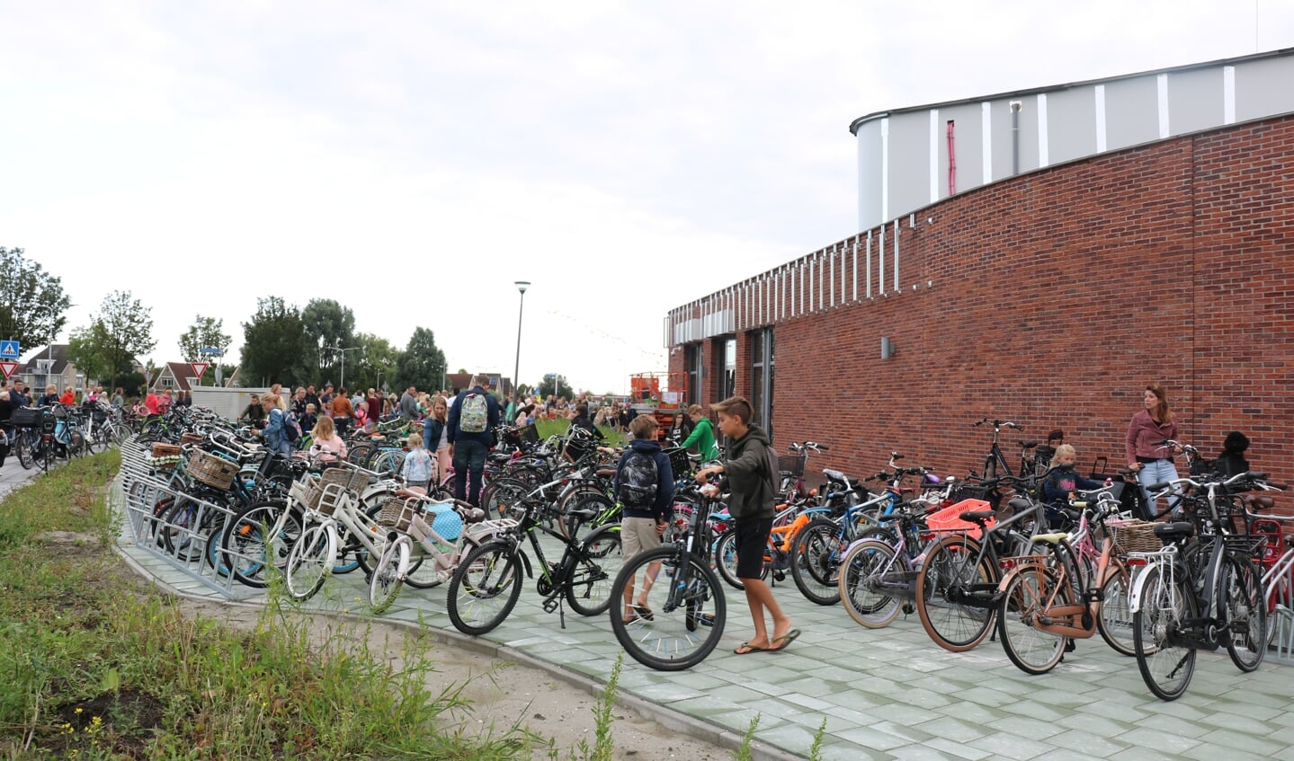Er waren fietsenrekken tekort voor de vele leerlingen.