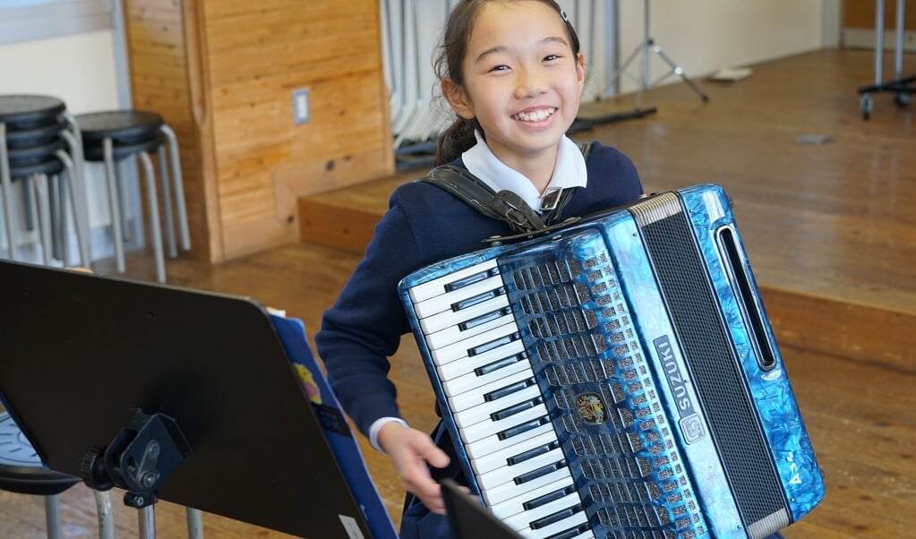 Kinderen mogen tijdens de workshop  ook op een instrument spelen.