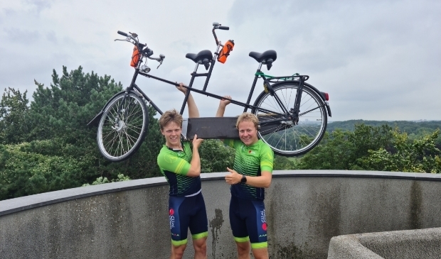 <p>Sebastiaan Sargis en de Rijswijkse Lars Groen hopen een mooi bedrag voor CliniClowns bij elkaar te fietsen. </p>