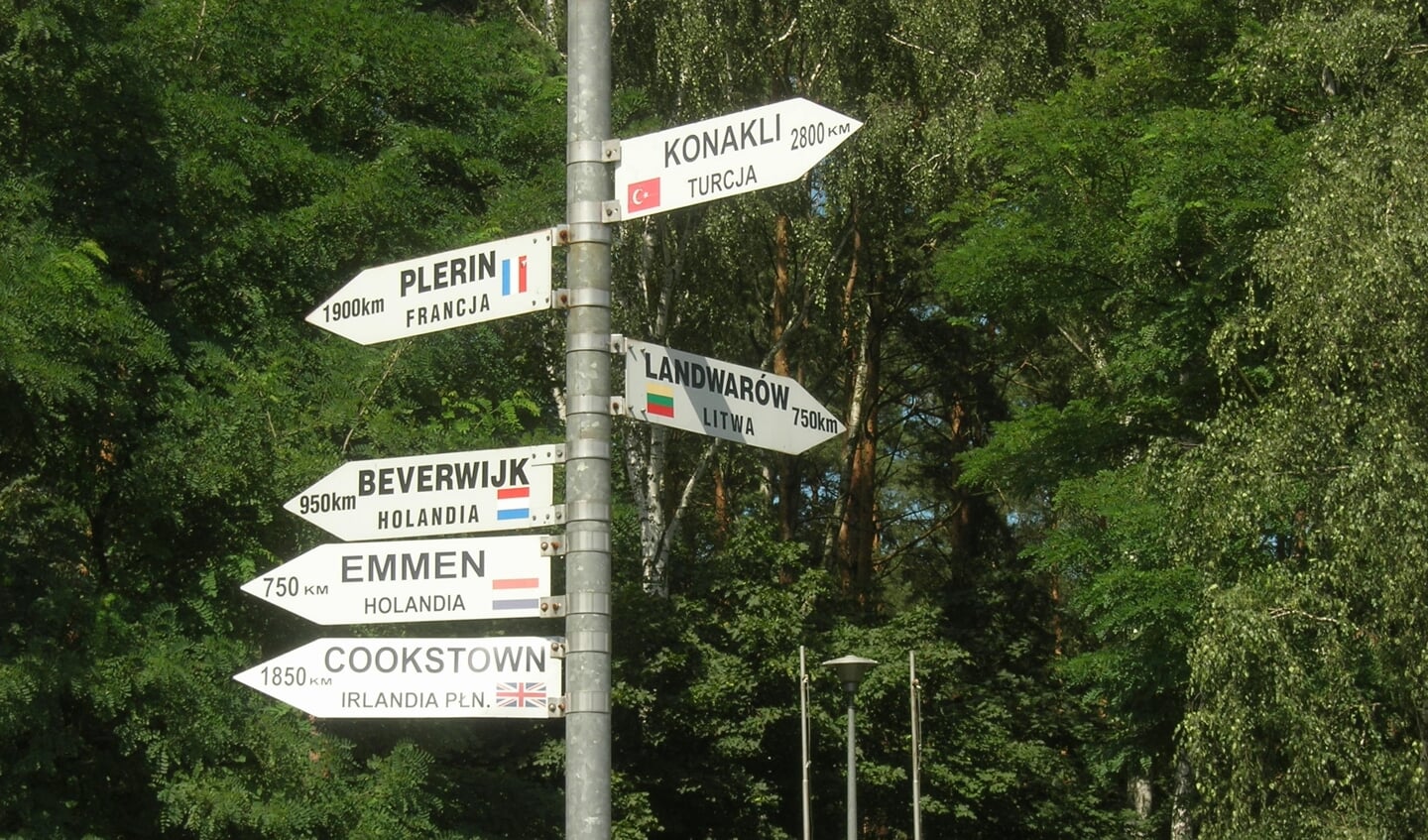 De landenwijzer op de Europa Rotonde in Wronki, onthuld in 2004.