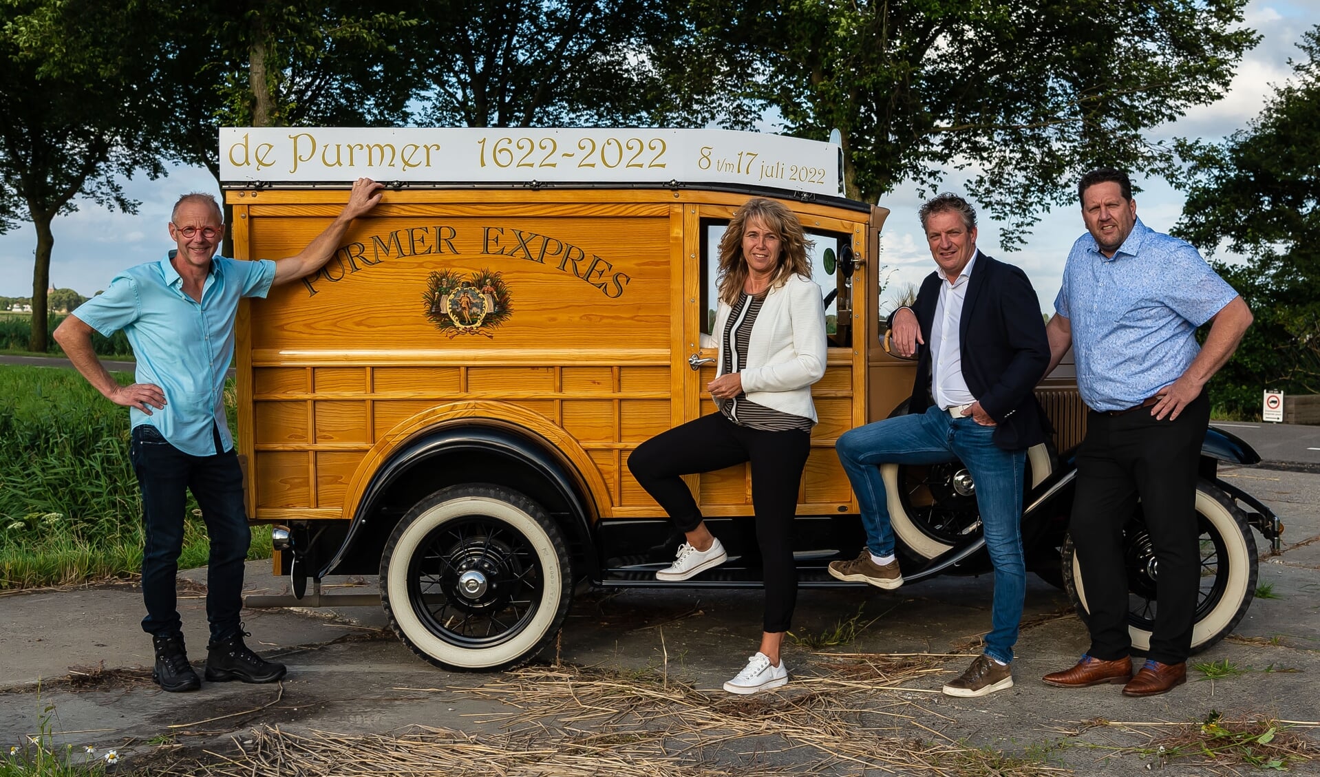 Het bestuur van de stichting voor de oude Ford waarmee ze de sponsors willen enthousiasmeren. Van links naar rechts: Kees de Boer, Gerda Straver, Ronald Knook en Danny Schouten. 