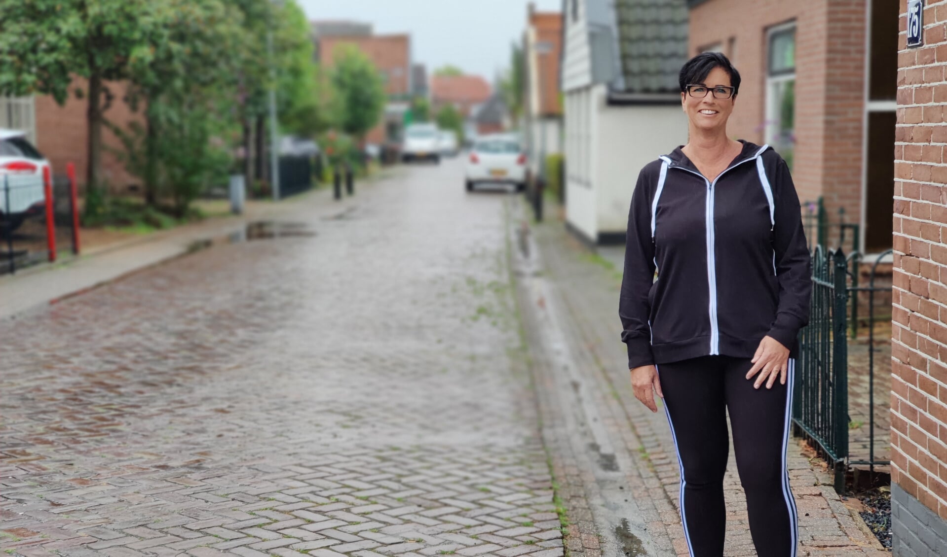 Karin Wunderink loopt tijdens haar wandeltraining graag door de dorpsstraat, waar ze zo verliefd op is.