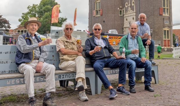 <p>Sjef de Wit, Henc Valkema, Jan Bruin, oud-wethouder Hendrik Boland en Ton Gobes (vlnr).</p>