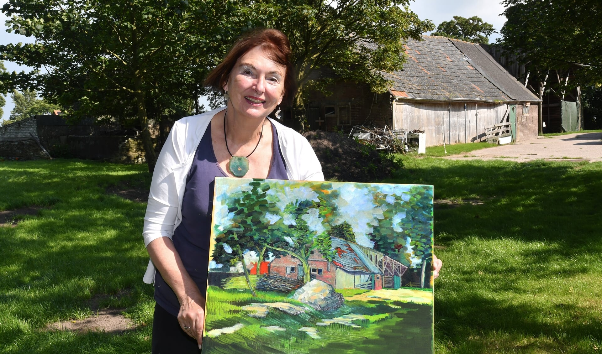 Ina Groot bij een door haar geschilderde West-Friese boerderij in De Weere.