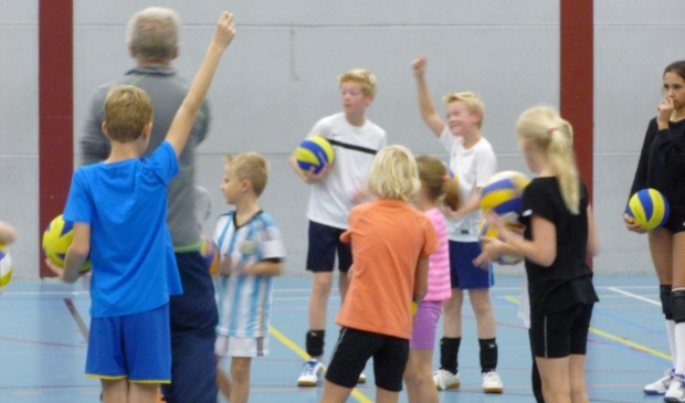 <p>Er zijn nog enkele data open voor scholen in Limmen, Castricum of Akersloot om in te schrijven voor de veelzijdige volleybalclinics van Croonenburg. </p> 