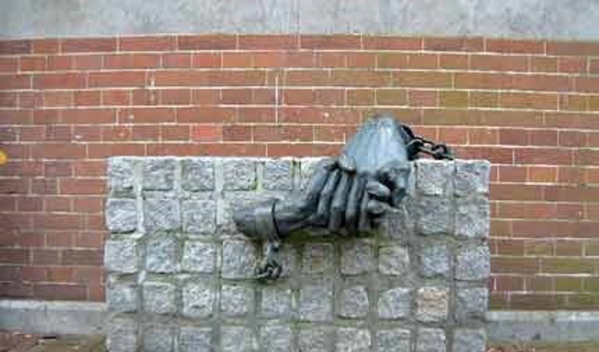 Sculptuur 'Steun' door Truus Menger op het Grote Noord in Hoorn.