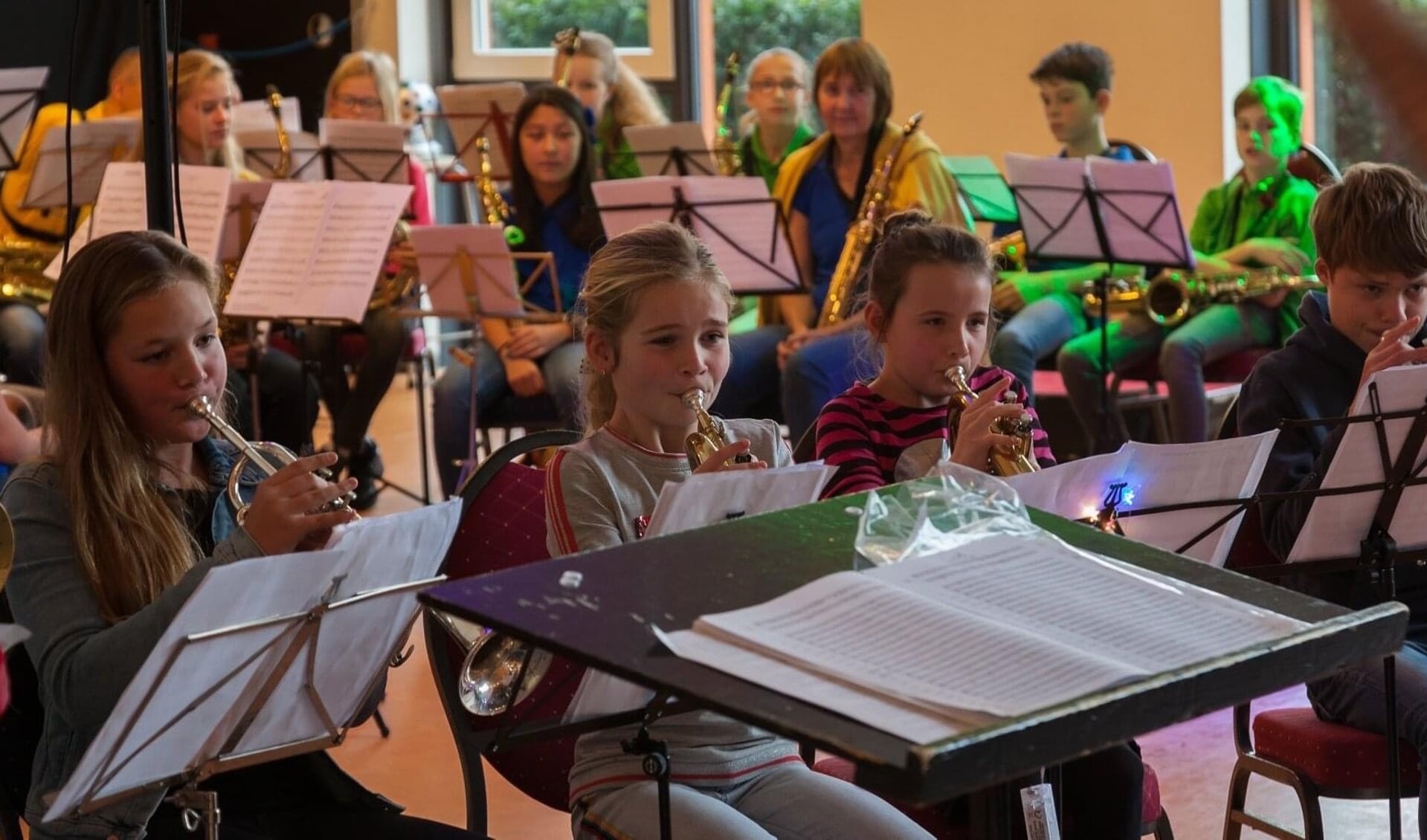 In 15 lessen maken kinderen op woensdagmiddag op een speelse manier kennis met muziek, ritmes en samen spelen. 