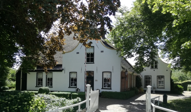 <p>De twee kilometer lange Dorpsweg telt vele monumenten en beeldbepalende panden. </p>