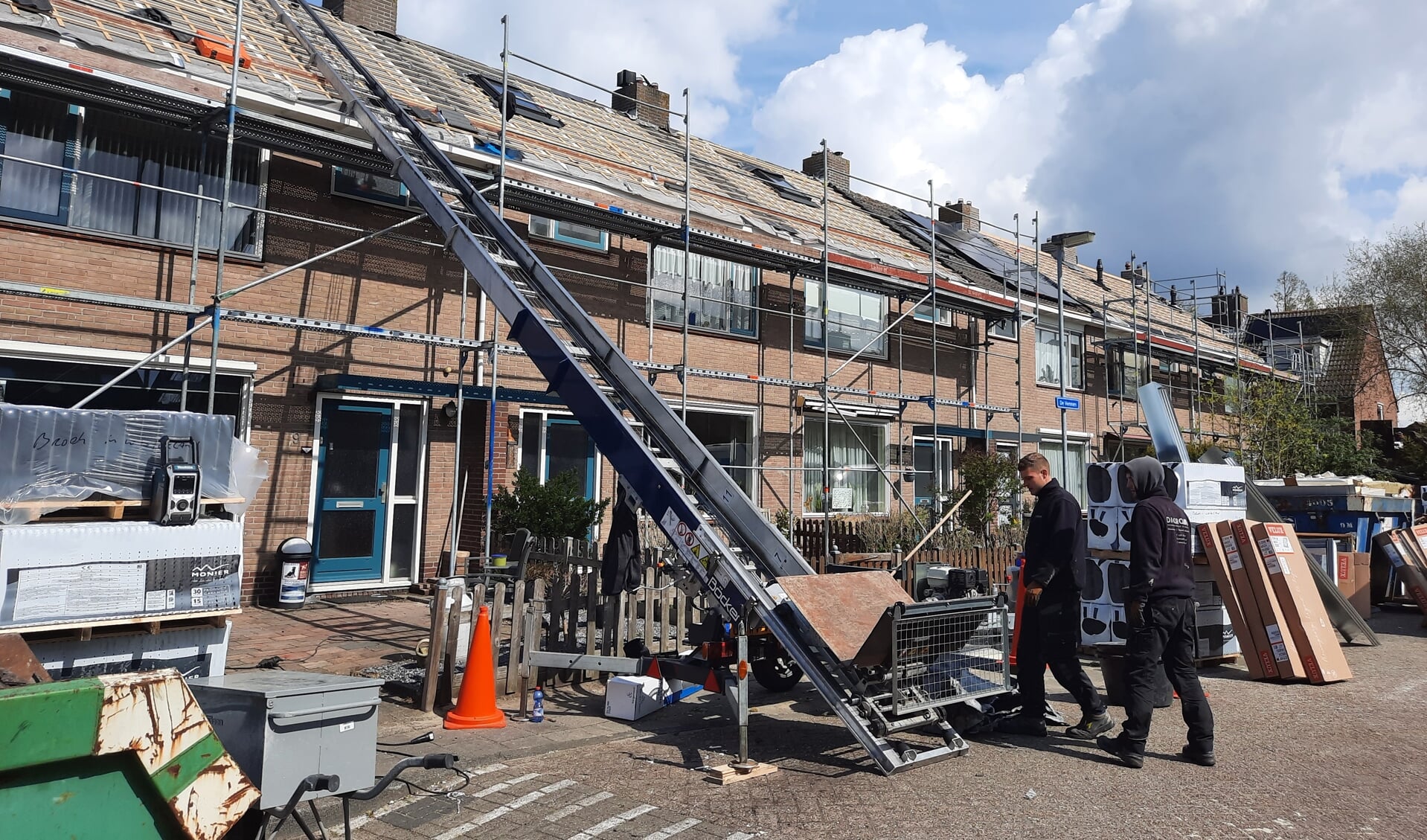 Wooncompagnie liet bij een tiental woningen aan de Vennen en Binnenweeren de daken renoveren. 